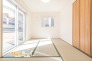 日常に和を感じることのできる素敵な住空間。快適に横にもなれる畳敷きで、フローリングや椅子は固くて苦手な方にもリラックスして過ごせる嬉しい一室となっております。
