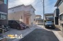 周辺は交通量の少ない閑静な住宅街なので小さなお子様のいるご家庭でも安心です。商業施設や教育施設も徒歩圏内で生活利便性良好♪
