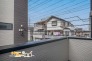 爽やかな風の吹きこむリビングバルコニーは日当たり良好でお洗濯物もスッキリ乾かせます。
