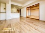 やわらかな木目が印象的なフローリング張りは窓からあたたかな日差しが照らすリビングをナチュラルで落ち着きのある雰囲気に演出します。