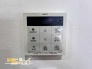 追焚機能が搭載された浴室はワンタッチで入浴準備がすぐできるため家事で忙しい合間にも最適です。足を伸ばしてゆったり浸かれるバスタブで1日の疲れをゆっくりと癒すことができます。
