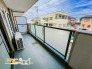 続きバルコニーは２部屋からアクセスできるゆとりの広さでお部屋の空気も爽やかに♪日当たりも良くお洗濯物の多い日もたくさん乾かせます♪