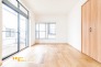 リビング隣の6帖の洋室はたっぷりの採光で、明るくあたたかなお部屋です。大型の収納付きでお部屋もスッキリ♪