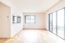 広々としたリビングはあたたかな日差しの降り注ぐ居心地の良い住空間！いこいの場に相応しくご家族との会話も自然とはずむ仕様です♪
