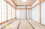 日常に和を感じることのできる素敵な住空間。快適に横にもなれる畳敷きでフローリングや椅子は苦手という方にもリラックスして過ごせる嬉しい一室となっております。

