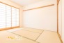 日常に和を感じることのできる素敵な住空間。快適に横にもなれる畳敷きで、フローリングや椅子は固くて苦手な方にもリラックスして過ごせる嬉しい一室となっております。
