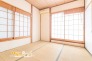 日常に和を感じることのできる素敵な住空間。快適に横にもなれる畳敷きでフローリングや椅子は苦手という方にもリラックスして過ごせる嬉しい一室となっております。
