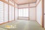 日常に和を感じることのできる素敵な住空間。快適に横にもなれる畳敷きで、フローリングや椅子は固くて苦手な方にもリラックスして過ごせる嬉しい一室となっております。
