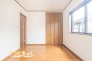 こちらのお部屋は自由にカスタマイズを楽しめるシンプルなルームデザインで、家具やレイアウトでお好みの空間をつくり上げられます。
