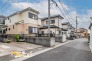 周辺は交通量の少ない閑静な住宅街なので小さなお子様のいるご家庭でも安心です。商業施設や教育施設も徒歩圏内で生活利便性良好♪
