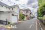 周辺は交通量の少ない閑静な住宅街なので小さなお子様のいるご家庭でも安心です。商業施設や教育施設も徒歩圏内で生活利便性良好♪
