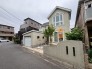 洋風デザインが閑静な街並みに映える魅力的な住宅です