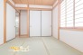 日常に和を感じることのできる素敵な住空間。快適に横にもなれる畳敷きで、フローリングや椅子は固くて苦手な方にもリラックスして過ごせる嬉しい一室となっております。
