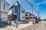 周辺は交通量の少ない閑静な住宅街なので小さなお子様のいるご家庭でも安心です。商業施設や教育施設も徒歩圏内で生活利便性良好♪
