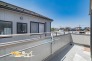 ワイドバルコニーは２部屋からアクセスできるゆとりの広さでお部屋の空気も爽やかに♪日当たりも良くお洗濯物の多い日もたくさん乾かせます♪