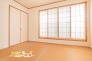 畳コーナーは落ち着きある和の空間として快適にご活用いただけます。畳の香りには鎮静効果もあると言われリラックス効果も期待できます♪（写真はリフォーム前の内装です）
