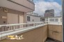 爽やかな風の吹きこむバルコニーは周囲に高い建物もなく日当たり良好でお洗濯物もスッキリ乾かせます。（写真はリフォーム前の内装です）