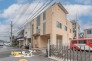 周辺は交通量の少ない閑静な住宅街なので小さなお子様のいるご家庭でも安心です。商業施設や教育施設も徒歩圏内で生活利便性良好♪（写真はリフォーム前の外装です）

