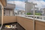 ゆったりと広さをもたせたワイドバルコニーは２部屋からアクセスできるためスムーズな動線を実現できます。（写真はリフォーム前の内装です）