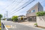 周辺は交通量の少ない閑静な住宅街なので小さなお子様のいるご家庭でも安心です。商業施設や教育施設も徒歩圏内で生活利便性良好♪
