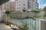 続きバルコニーは２部屋からアクセスできるゆとりの広さでお部屋の空気も爽やかに♪日当たりも良くお洗濯物の多い日もたくさん乾かせます♪