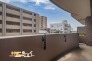 続きバルコニーは２部屋からアクセスできるゆとりの広さでお部屋の空気も爽やかに♪日当たりも良くお洗濯物の多い日もたくさん乾かせます♪
