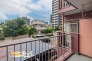 続きバルコニーは２部屋からアクセスできるゆとりの広さでお部屋の空気も爽やかに♪日当たりも良くお洗濯物の多い日もたくさん乾かせます♪