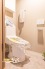 収納スペースを備えたトイレはペーパーや小物もスッキリ収納できるので空間を広く使えます。明るく生活感のある内装で、毎日快適に利用できる空間です。
