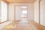 リビングと隣接する和室はタタミならではの魅力が満載。夏場には涼しく冬場に暖かく過ごせて、ちょっとした休憩で横になったりお子様のお昼寝にも最適です。
