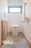 清潔感あふれるトイレは、換気窓付きで通気性も良好。明るく心地よい空間で、毎日快適にお使いいただけます。