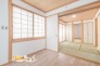 ふすまを開放すれば洋室と和室がつながり、広々とした空間に。畳は断熱性に優れ、夏は涼しく冬は暖かいため、一年を通して快適に過ごせます。