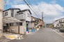 交通量の少ない閑静な住宅街に位置するため、静かで快適な暮らしを実現できます。商業施設や教育施設も徒歩圏内で、日常の利便性も高い環境です。

