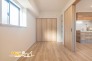 リビングと一体で使えば約15帖のゆとりある空間になる洋室。仕切り方次第で寝室や趣味部屋、ワークスペースなどライフスタイルに合わせた多彩な使い方が可能です。
