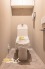 収納棚を備えたトイレはペーパーや小物もスッキリ収納できるので空間を広く使えます。明るく清潔感のある内装で、毎日快適に利用できる空間です。
