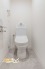 温水洗浄タイプのトイレは、快適さと清潔さを両立した使いやすいデザイン。便座の快適機能も備わり、毎日の生活がより便利になります。
