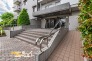 外エントランスは、整えられた外構や植栽が印象的な開放感のある空間。住まいの第一印象を上品に演出してくれます。