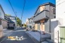 駐車スペースを備え、お車での移動もスムーズ。間口約7.6ｍのゆとりある敷地が、日々の暮らしに開放感と安心感をもたらしてくれる住まいです。