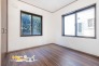 リビングに隣接したお部屋は、程よく独立感がありながらも、生活の中で使いやすい空間。扉を開ければリビングと一体感が生まれ、閉めれば落ち着いた時間も確保できます。