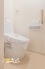 温水洗浄便座付きで、毎日を清潔かつ快適にお使いいただけるトイレ空間。日々何気なく使う場所だからこそ、うれしい設備です。