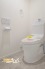 清潔感のあるトイレは、温水洗浄便座付きで快適にお使いいただける空間。毎日気持ちよく使える、嬉しい設備仕様です。
