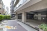 建物へと続く外エントランスは、住まいへの期待感をやさしく高めてくれるアプローチ空間。外から帰った瞬間に気持ちを切り替えられる場所として、日々の暮らしに心地よい余韻をもたらしてくれます。