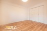 リビングに隣接した洋室は、空間にゆるやかなつながりをもたらし、住まい全体に開放感を演出してくれる一室。扉の開閉によって独立したお部屋としてはもちろん、リビングの延長としても活用できます。