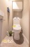 清潔感のあるトイレは、温水洗浄便座付きで毎日快適にお使いいただけます。上部には扉付きの収納棚を備え、生活感を抑えてすっきりと整えられるのも嬉しいポイントです。