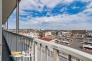 角住戸ならではの設計で、外周部がぐるりとバルコニーに面した開放的な住まい。お洗濯はもちろん、椅子を置いてくつろいだり、時間帯によって移ろう空や景色を楽しんだりと、日常にゆとりをもたらす贅沢な空間です。