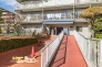 敷地内の植栽も丁寧に手入れされ、管理の行き届いた印象です。段差に配慮したスロープ付きで、毎日の出入りも快適です。