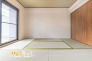 日常の中で和の趣を感じられる、素敵な住空間です。畳敷きなので、快適に横になれるのはもちろん、フローリングや椅子の硬さが苦手な方でもリラックスして過ごせる嬉しい一室となっております。
