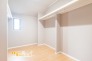 少し広めの納戸は洋室とつながっており、収納スペースとしてはもちろん、ちょっとした作業スペースや趣味の空間としても活用できます。使い方はさまざまで、ご自身のライフスタイルに合わせた快適な空間づくりが可能です。