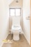 清潔感のあるトイレには窓が設けられており、自然光が差し込み明るく、換気もしやすい設計です。温水洗浄便座も備えており、清潔かつ快適にご使用いただける空間となっています。