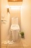 温水洗浄機能付きトイレを採用し快適さと清潔さを両立。使いやすい設計に加え、ちょっとした収納や便利な機能も備えた快適な空間です。