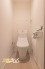 清潔感のある落ち着いたトイレ空間。温水洗浄便座を備えており、毎日をより快適に、気持ちよくお使いいただけます。